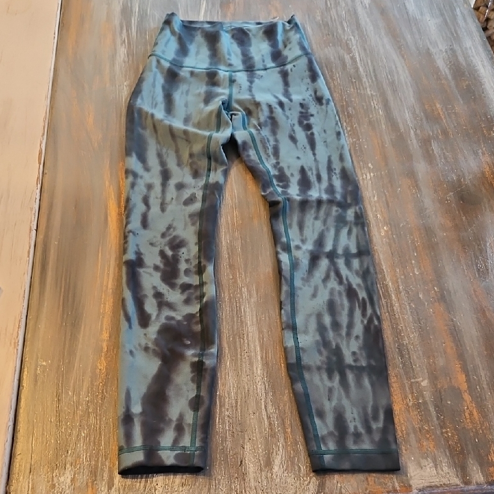 Lululemon Size 2 Green Patterned Leggings Tights 24" Inseam Like New